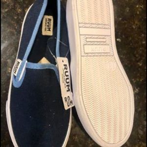 RUuM brand new $15 unisex navy blue.Size 13.